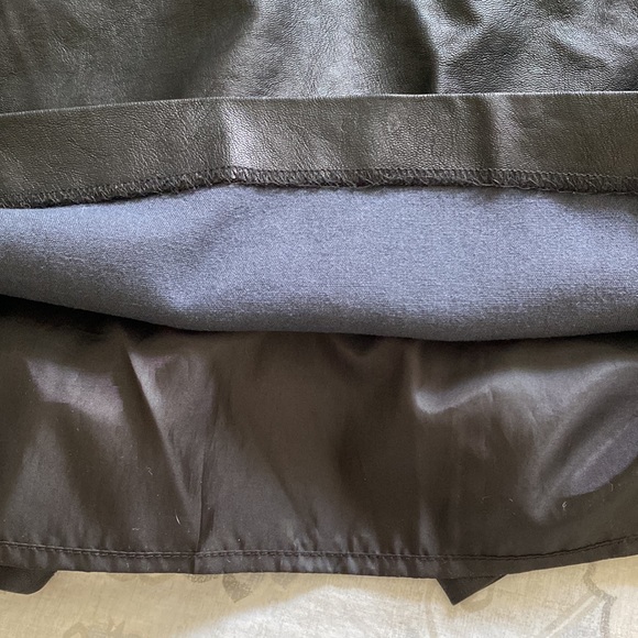 Black faux leather pencil skirt, zipper and clasp, slit in back size 11 - Picture 8 of 10